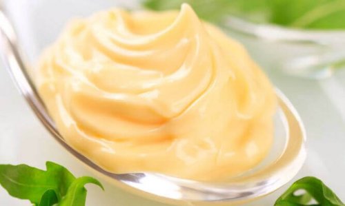 Mayonnaise hilft gegen trockenes und beschädigtes Haar.