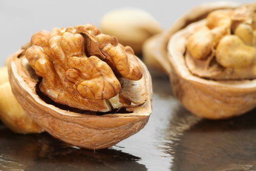 Walnüsse enthalten Vitamine, die Entzündunden hemmen.