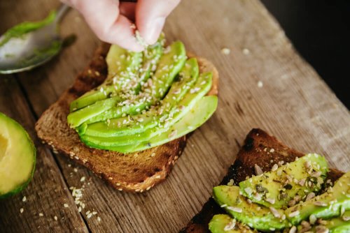Vollkornbrot belegt mit Avocado für ein Frühstück zum Abnehmen