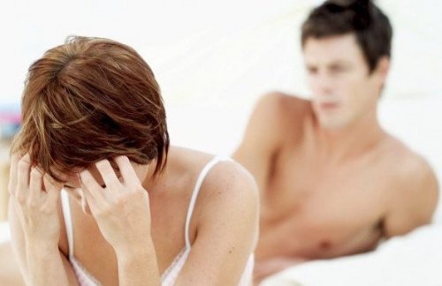 Frau leidet bei Sex an Schmerzen durch Vulvitis