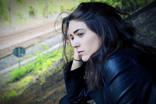Frau mit Depression durchläuft Trauerphasen