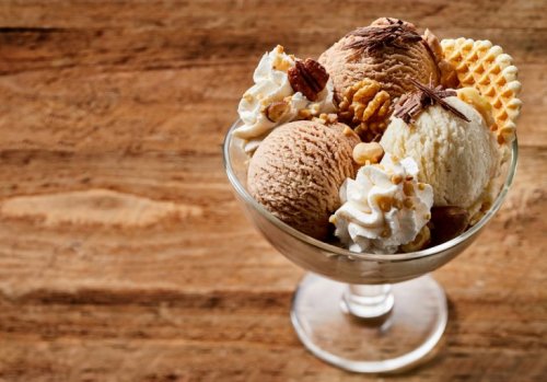 Desserts für Diabetiker: Eisbecher mit Schokolade, Zimt und Nüssen 
