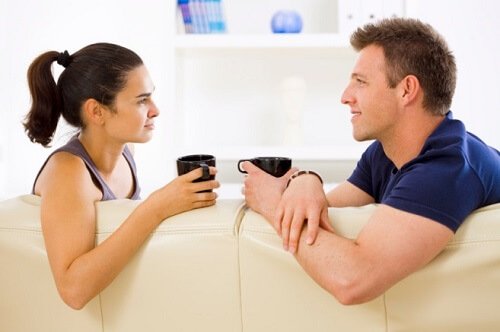 Glückliche Paare hören zu