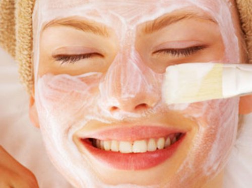 Auftragen der Joghurt-Zitronen-Gesichtsmaske