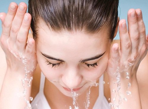 Reinigung der Joghurt-Zitronen-Gesichtsmaske mit Wasser