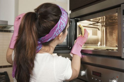 Mikrowelle säubern und schlechte Küchengerüche loswerden