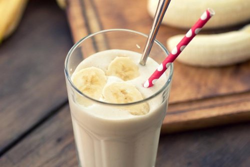 natürliche Heilmittel um einen trockenen Hals zu beruhigen Bananen-Kokos-Smoothie