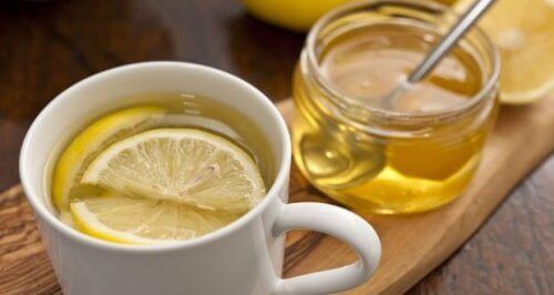 natürliche Heilmittel um einen trockenen Hals zu beruhigen Honig-Zitronentee