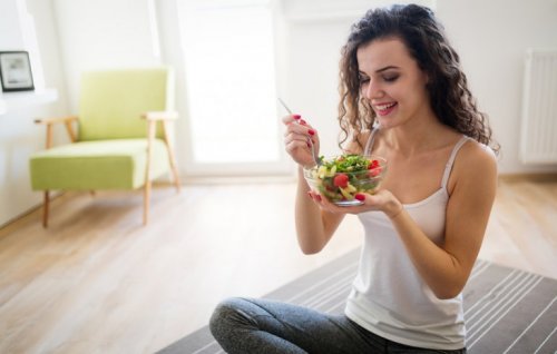 Frau isst mehrere kleine Mahlzeiten, um nicht Hunger zu leiden