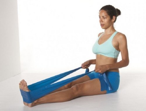 Rudern mit einem elastischen Band für einen starken Rücken
