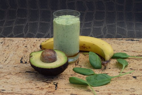 Smoothie mit Avocado und Banane zur Stressreduziereung