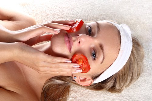 Tomaten auf dem Gesicht gegen Sonnenbrand