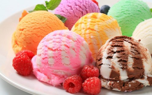 Eis ist eines der Lebensmittel, die du vor dem Schlafengehen nicht essen solltest