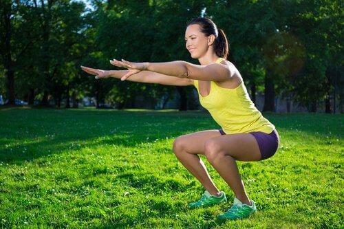 Fitnessübungen für die Beine - Kniebeugen