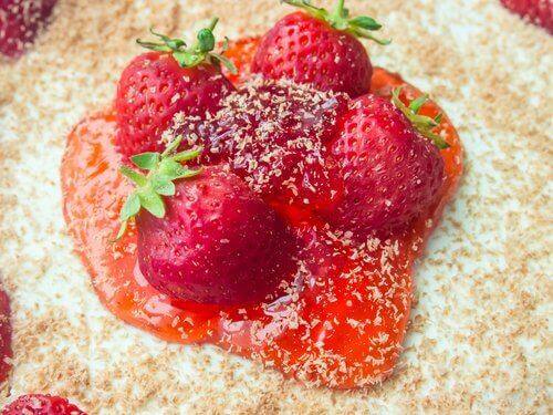 Frische Erdbeeren für Erdbeer-Mandel-Mousse