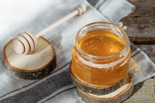 Honig kann gegen Halsschmerzen helfen.