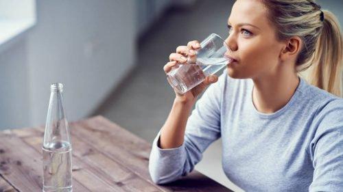 Trinke mehr Wasser, um Halsschmerzen vorzubeugen.