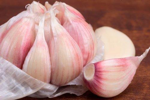 Knoblauch ist ein Hausmittel gegen Halsschmerzen.