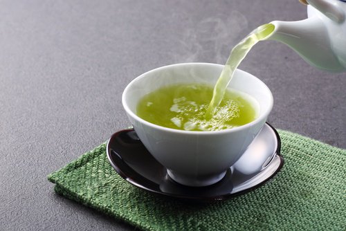 Grüner Tee ist eines der Lebensmittel, die gut für deine Leber sind.