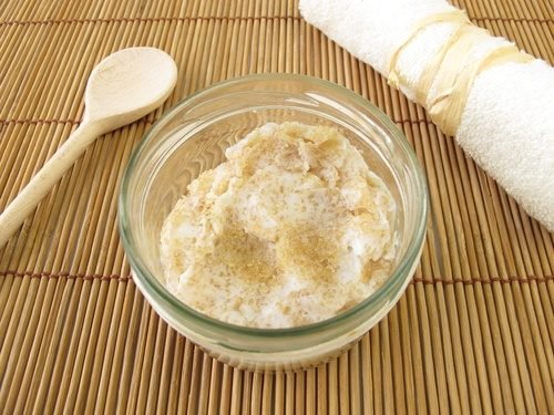 Poren verkleinern mit Mandel-Peeling