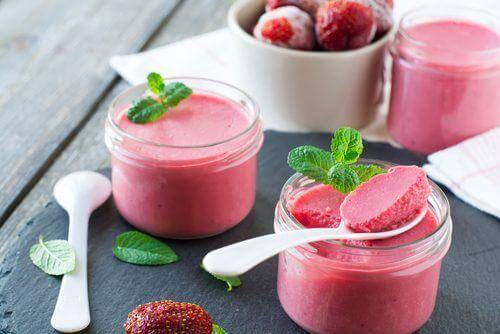 Rezept für zucker- und milchfreie Erdbeer-Mandel-Mousse