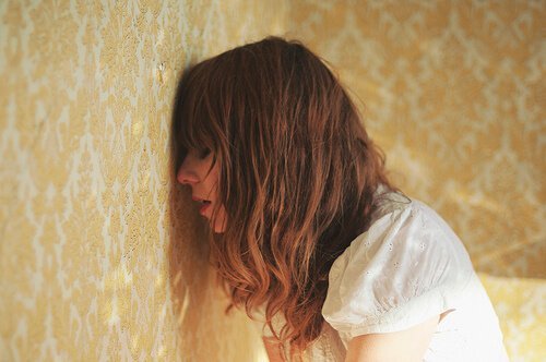 Stress und Angstzustände: Frau leidet