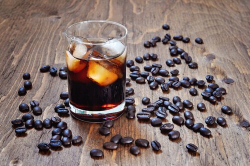 Vermeiden es Alkohol und Koffein zu trinken, um im Sommer die Hitze zu schlagen.