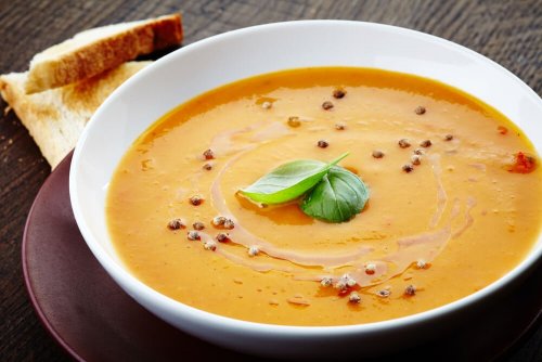 mit Gemüsecremesuppe und Erbsen fürs Abendessen