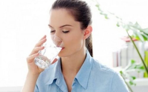 Symptome von Diabetes: Frau hat viel Durst