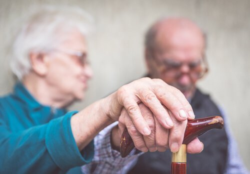 älteres Paar, Mann hat Alzheimer im Frühstadium