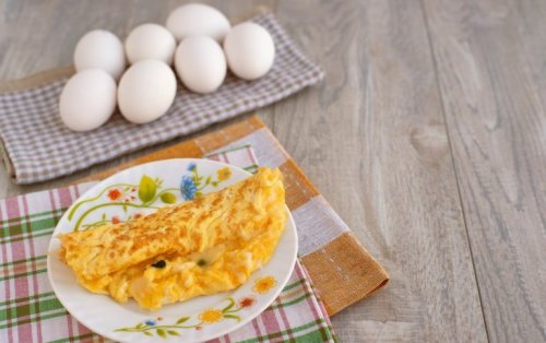 dieses Frühstück ist lecker: Eierpfannkuchen mit Ziegenkäse