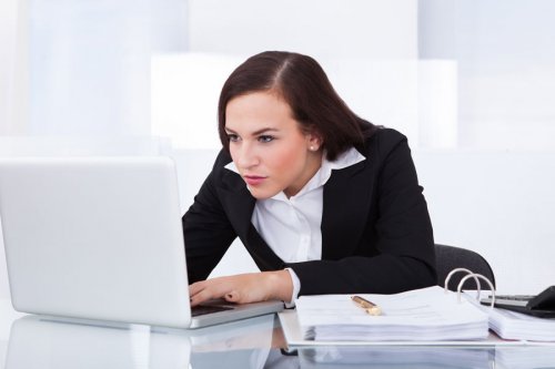 Frau am Computer leidet an Phlebitis