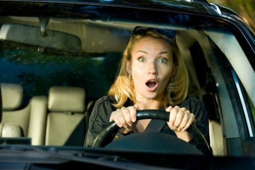Frau beim Autofahren hat Angst