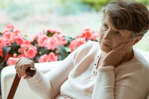 Frau mit Alzheimer im Frühstadium