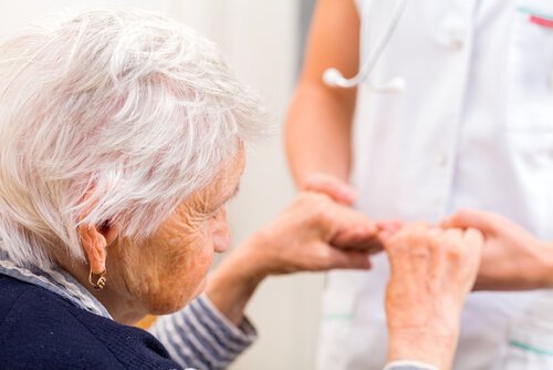 Frau mit Alzheimer im Frühstadium