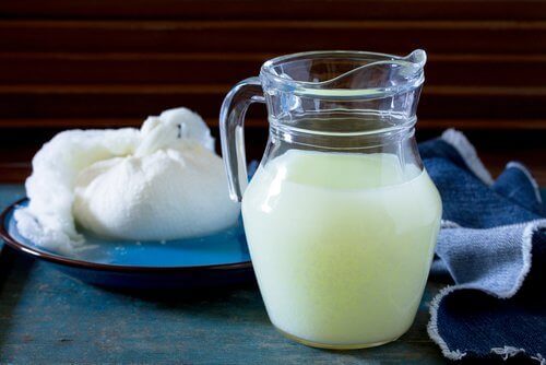 Milchserum kann gegen große Hautporen vorbeugen.