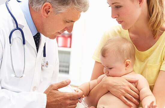 Lieber mit dem Kinderarzt sprechen, statt Wick VapoRub bei Kindern anzuwenden.