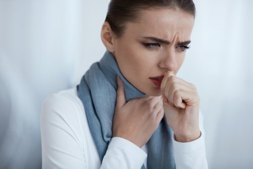Knoten im Rachen machen sich durch Heiserkeit bemerkbar