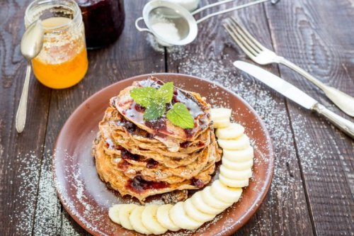 dieses Frühstück ist lecker: Pfannkuchen mit Bananen