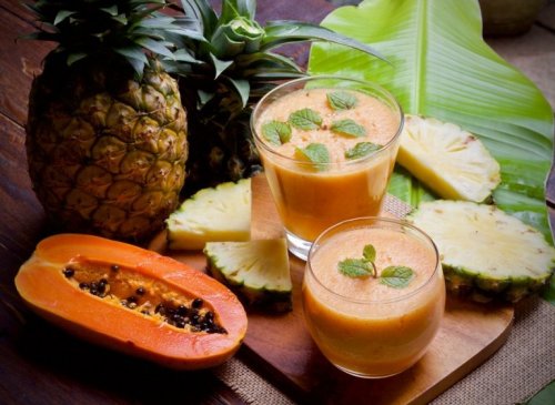 dieses Frühstück mit Shake mit Papaya und Ananas ist lecker