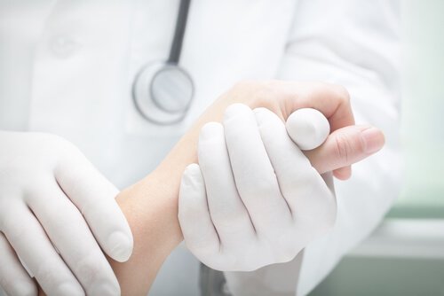 Krebsbehandlung bei schwarze Linie auf Nägeln.