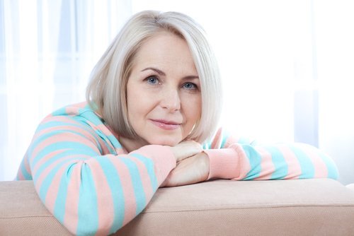Frau verwendet Kurkuma in der Menopause gegen Schmerzen
