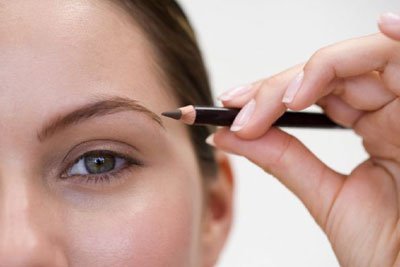 Augenbrauen Make-up, Beauty-Tricks für Frauen mit heller Haut.
