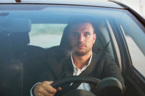 Mann hat Angst vor dem Autofahren
