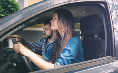 Mann und Frau beim Autofahren