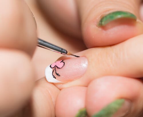 Kreative Ideen für deine Nägel: Feiner Pinsel