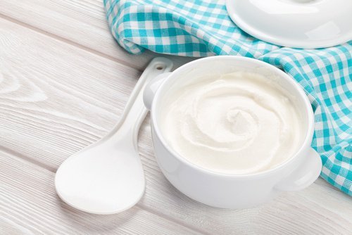 Probiotika wie Joghurt können deinen Intimbereich schützen.