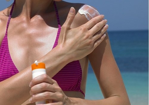Schwarze Linie auf Nägeln, Sonnencreme kann helfen Hautkrebs zu verhindern.ie-auf-Nägeln