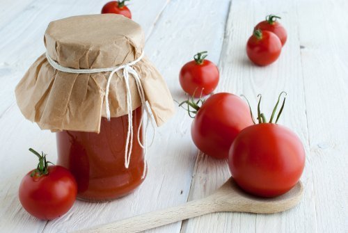 Tomate und Maismehl für seidiges Haar 