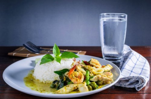 ungesunde Lebensmittelkombinationen: Wasser zum Essen
